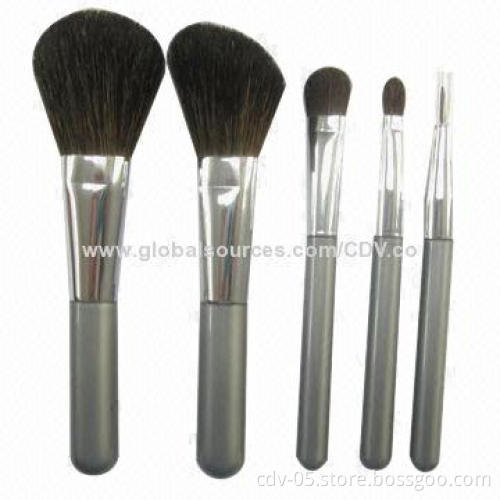 Travel makeup brushes, made of wooden handle and aluminum ferrule with goat and synthetic hair